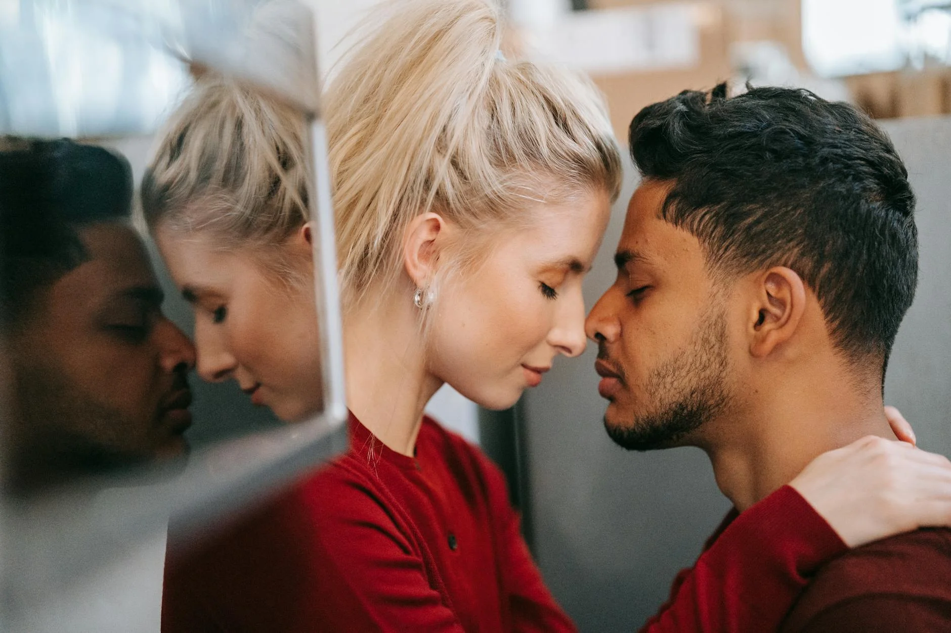 Емоційна залежність vs пристрасть: як зрозуміти, що ти закоханий, а не просто «підсів» на людину