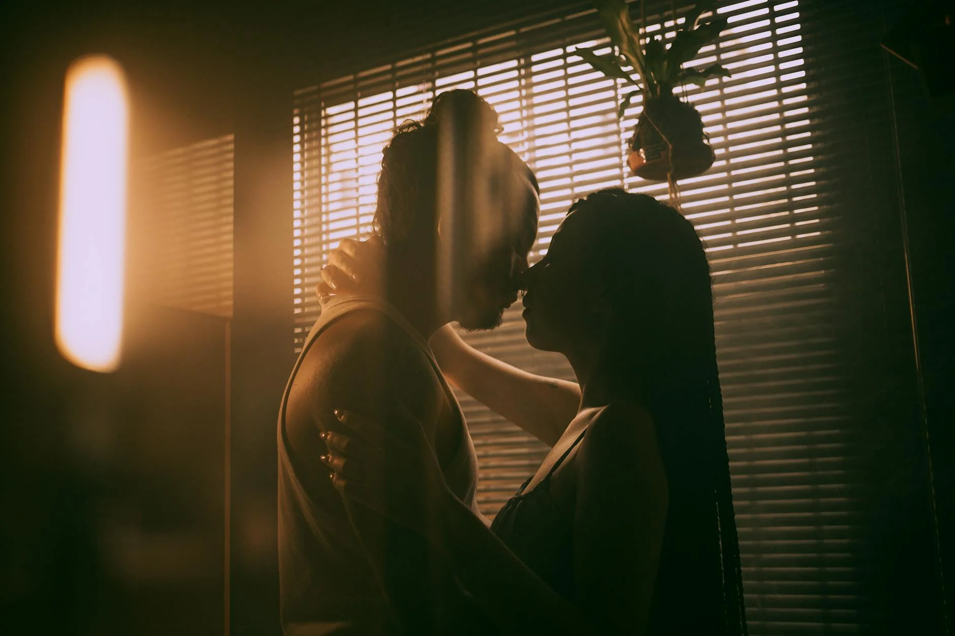 Фантазія про «захоплення»: психологія consensual non-consent і чому сценарій втрати контролю збуджує навіть тих, хто цінує незалежність
